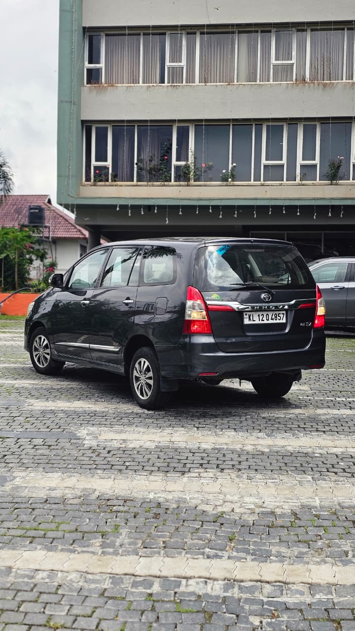 
								Toyota Innova V 2015 full									