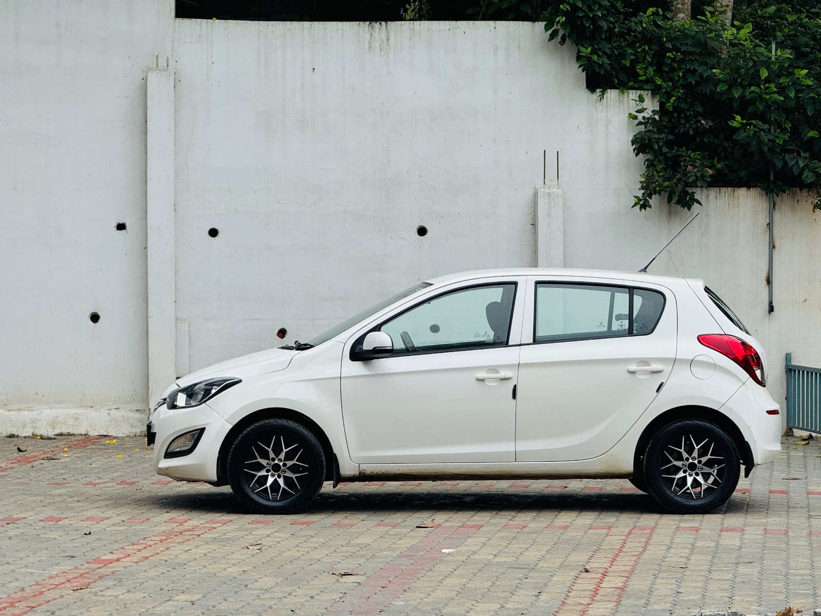 
								Hyundai i20 full									
